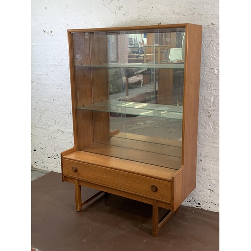 90A - A mid 20th century Turnidge of London teak display cabinet - approx. 133cm high x 91cm wide x 40cm d... 