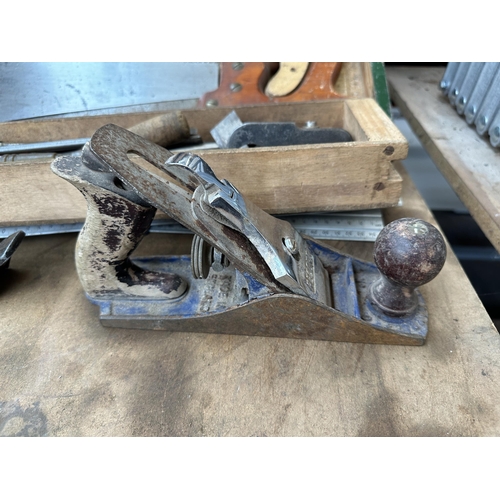 1051 - A vintage carpenter’s tool chest containing Spear & Jackson hand saws, Stanley hand drill, Record no... 