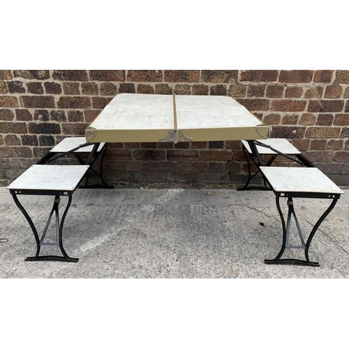 36 - A 1950s Milwaukee Stamping Co. 'Handy' folding picnic table and chair set