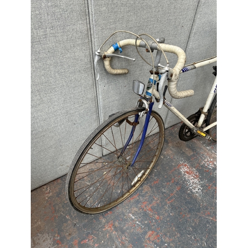 1001 - A vintage men's Emmelle Clipper road bike