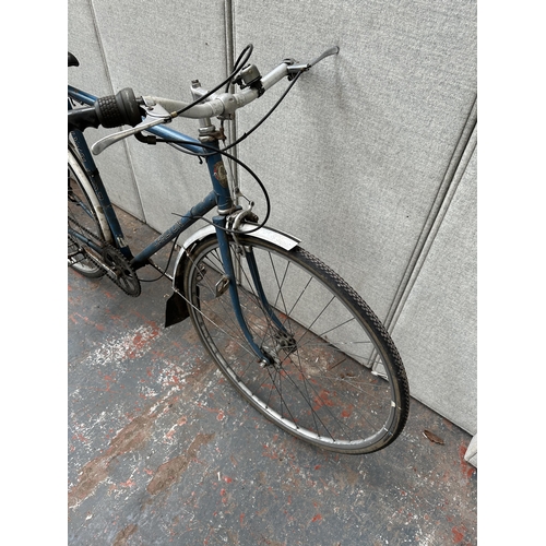 1005 - A vintage men's Carlton road bike