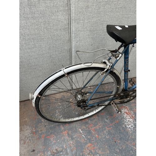 1005 - A vintage men's Carlton road bike