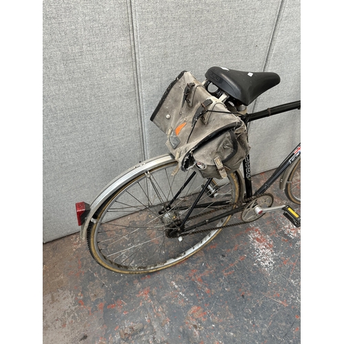 1013 - A vintage men's Falcon road bike