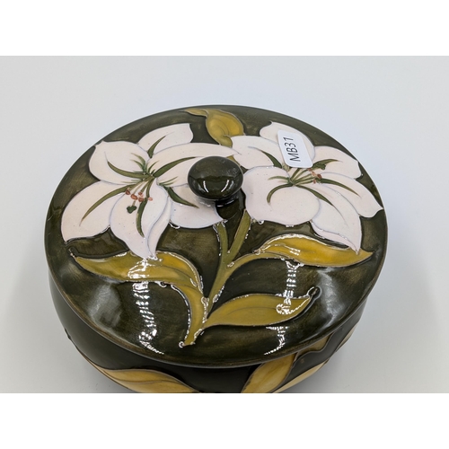 442 - A Moorcroft Pottery Bermuda Lily circular footed trinket box - approx. 7cm high x 13cm diameter