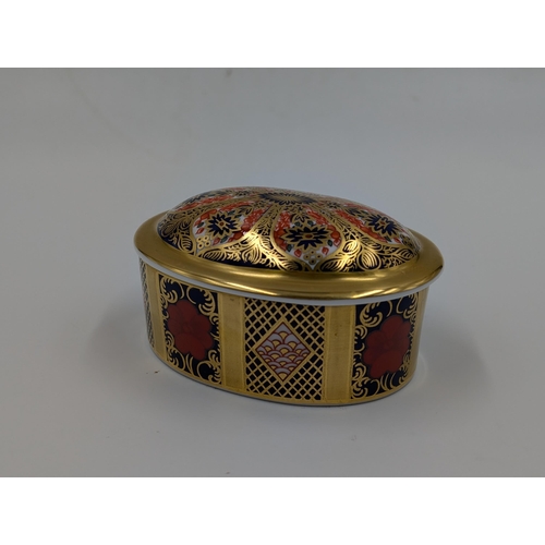 453 - A Royal Crown Derby Old Imari oval trinket box - pattern no. 1128 - approx. 5cm high x 8cm long x 6c... 