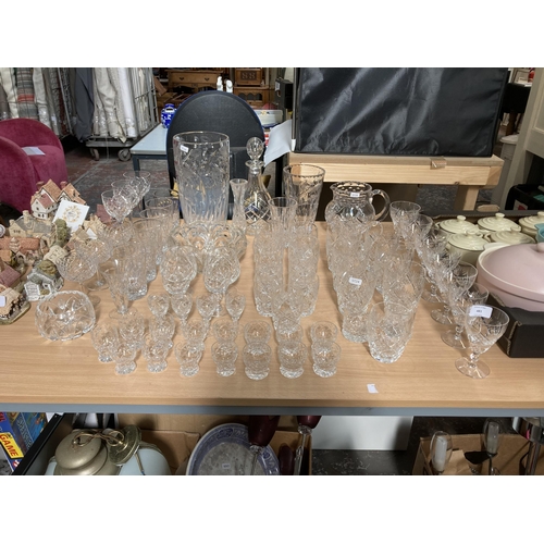 481 - A collection of good quality crystal to include a set of six Webb Corbet 11.5cm tumblers, 28cm vase,... 