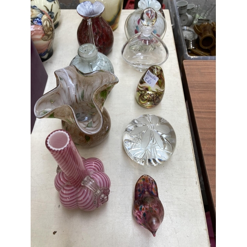 518 - Fourteen pieces of art glass to include Isle of Wight wren paperweight, a pair of Victorian pink and... 