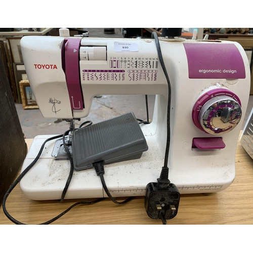 930 - A Toyota SP20 Series ECO34A electric sewing machine with foot pedal