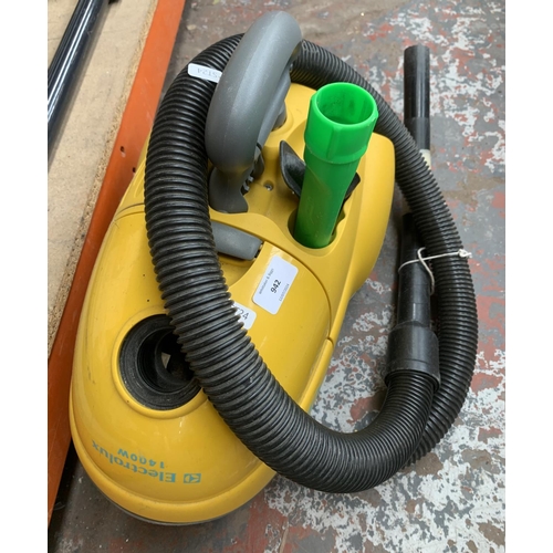 942 - An Electrolux 144w cylinder vacuum cleaner