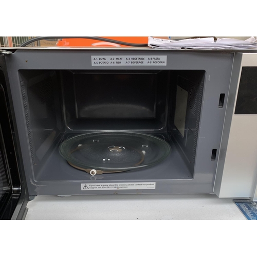 960 - A Kenwood K23SM17 800w 23L microwave oven