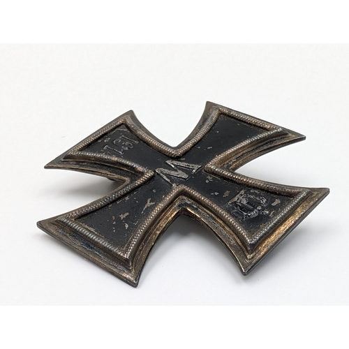 2174 - A WWI German Iron Cross military badge