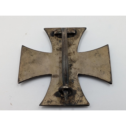 2174 - A WWI German Iron Cross military badge