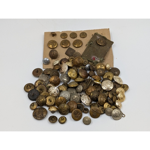 2207 - A quantity of military buttons