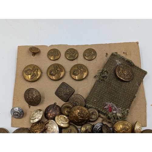 2207 - A quantity of military buttons