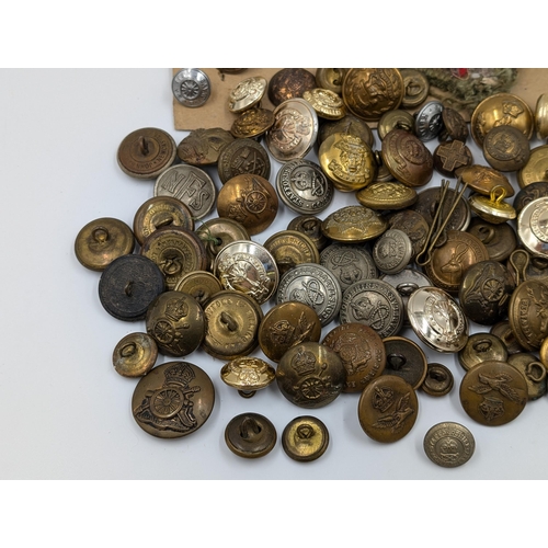 2207 - A quantity of military buttons