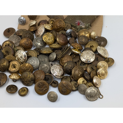 2207 - A quantity of military buttons