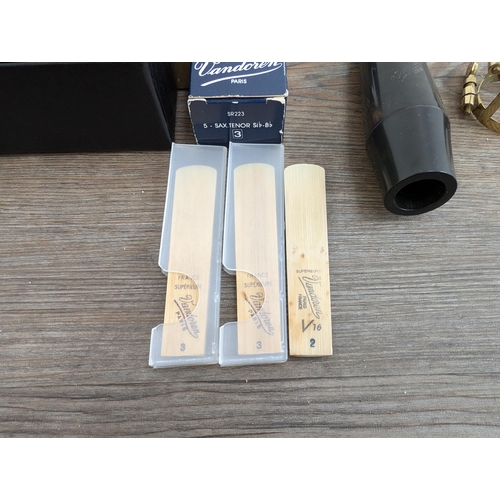 913 - Two tenor saxophone mouthpieces with ligatures, one boxed Otto Link 'Super Tone Master bell metal 7★... 