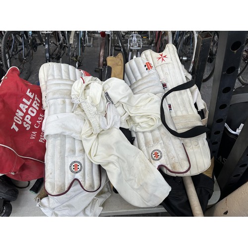 1020C - A collection of cricket equipment