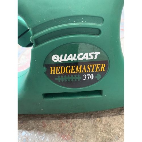 1047 - A Qualcast Hedgemaster 370 electric hedge cutter