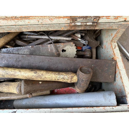 976A - A vintage carpenter's tool chest containing hand tools