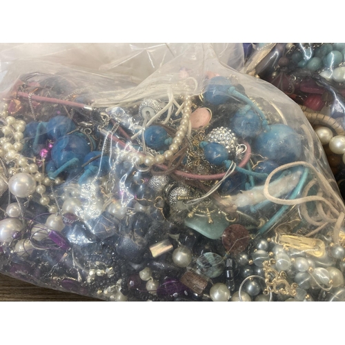 2124 - Approx. 20kg of assorted costume jewellery