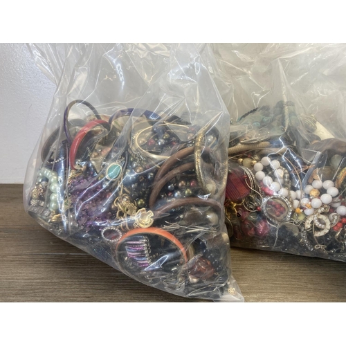 2125 - Approx. 20kg of assorted costume jewellery