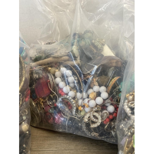 2125 - Approx. 20kg of assorted costume jewellery