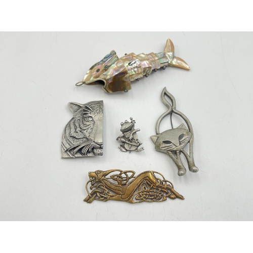 2001 - Five pieces of animal jewellery, three Jonette Jewellery pewter brooches, one bronze Celtic dragon b... 