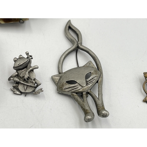 2001 - Five pieces of animal jewellery, three Jonette Jewellery pewter brooches, one bronze Celtic dragon b... 