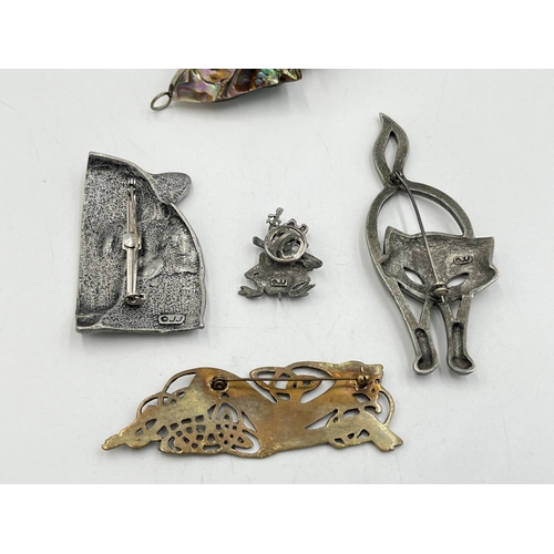 2001 - Five pieces of animal jewellery, three Jonette Jewellery pewter brooches, one bronze Celtic dragon b... 