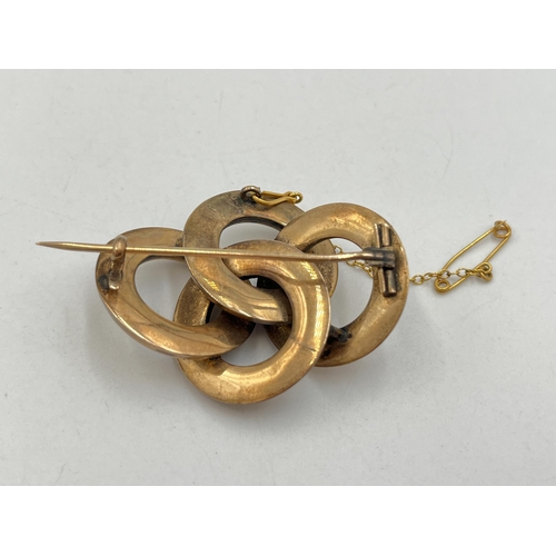 2009 - A Victorian yellow metal love knot brooch - approx. gross weight 11.3g