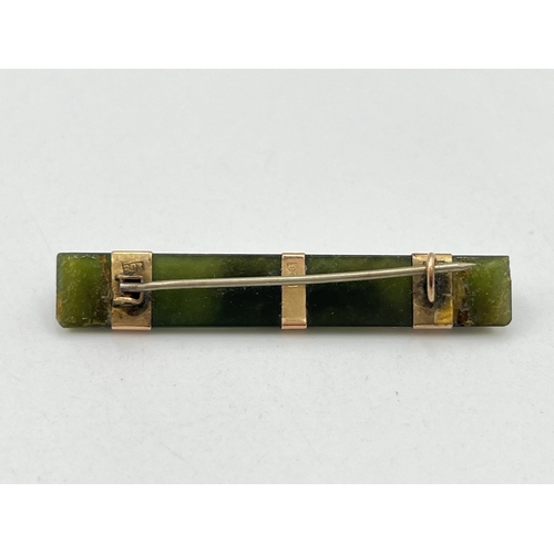 2030 - A 9ct gold nephrite pin brooch with New Zealand fern design - approx. gross weight 4.6g