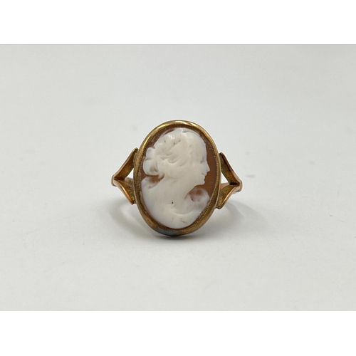 2046 - A 9ct gold carved shell cameo ring, size M - approx. gross weight 3.1g