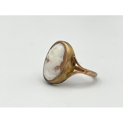 2046 - A 9ct gold carved shell cameo ring, size M - approx. gross weight 3.1g