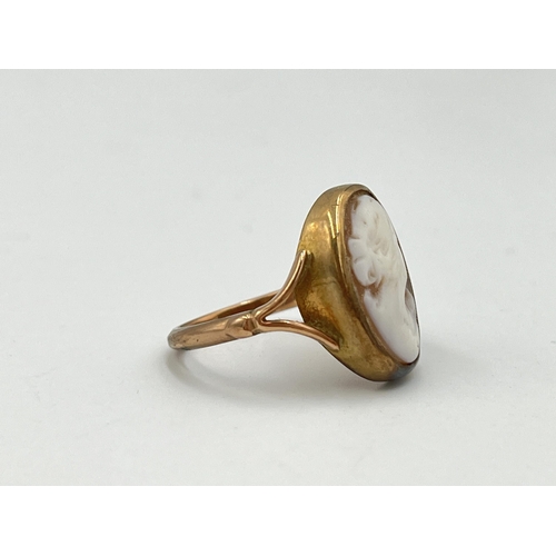 2046 - A 9ct gold carved shell cameo ring, size M - approx. gross weight 3.1g