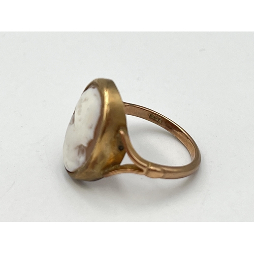 2046 - A 9ct gold carved shell cameo ring, size M - approx. gross weight 3.1g