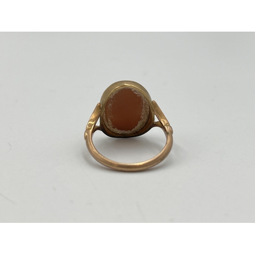 2046 - A 9ct gold carved shell cameo ring, size M - approx. gross weight 3.1g