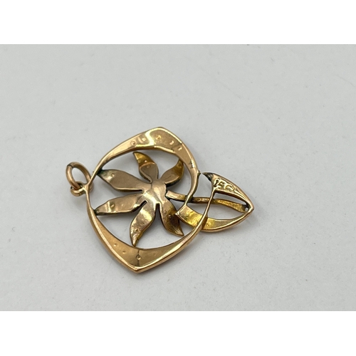 2049 - A late 19th/early 20th century 15ct gold emerald and seed pearl floral lavalier pendant - approx. gr... 