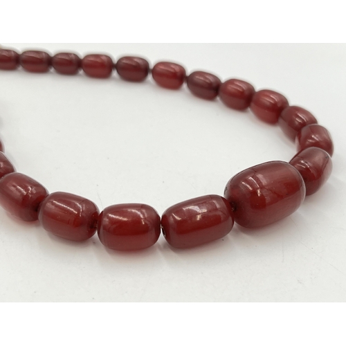 2058 - A cherry Bakelite beaded necklace - approx. gross weight 36g and 41cm long