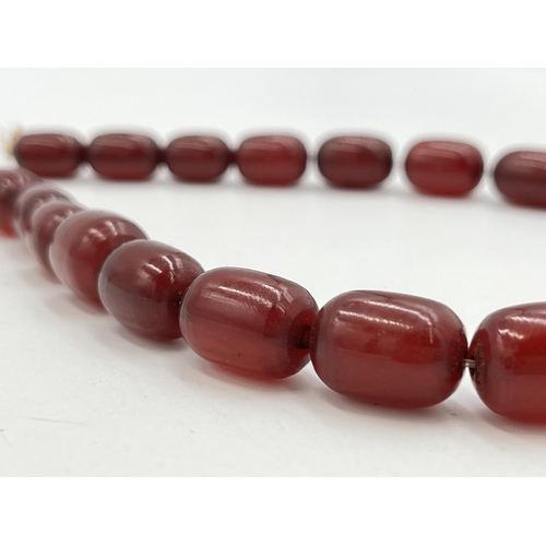 2058 - A cherry Bakelite beaded necklace - approx. gross weight 36g and 41cm long