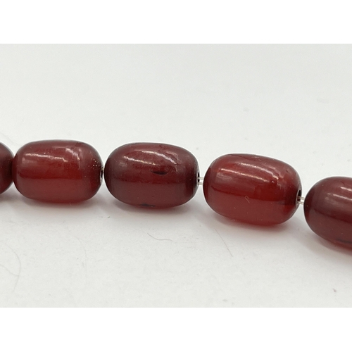 2058 - A cherry Bakelite beaded necklace - approx. gross weight 36g and 41cm long