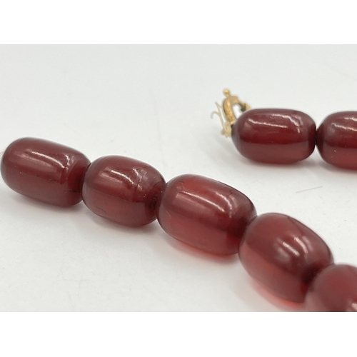 2058 - A cherry Bakelite beaded necklace - approx. gross weight 36g and 41cm long