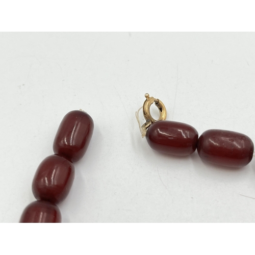 2058 - A cherry Bakelite beaded necklace - approx. gross weight 36g and 41cm long