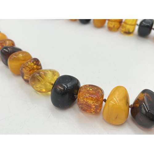 2063 - A Baltic amber beaded necklace with .925 silver clasp - approx. gross weight 154g and 31cm when clas... 