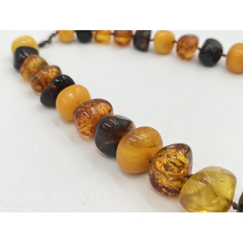 2063 - A Baltic amber beaded necklace with .925 silver clasp - approx. gross weight 154g and 31cm when clas... 