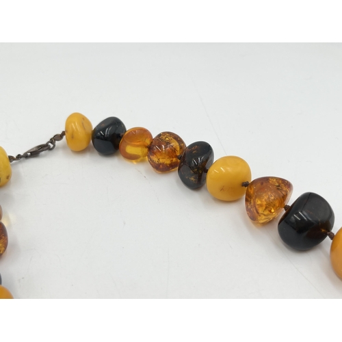 2063 - A Baltic amber beaded necklace with .925 silver clasp - approx. gross weight 154g and 31cm when clas... 