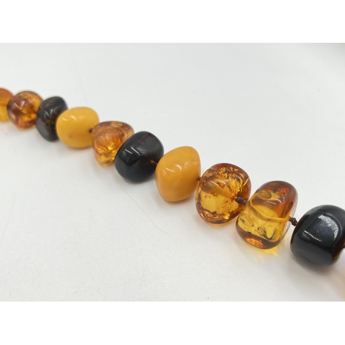 2063 - A Baltic amber beaded necklace with .925 silver clasp - approx. gross weight 154g and 31cm when clas... 