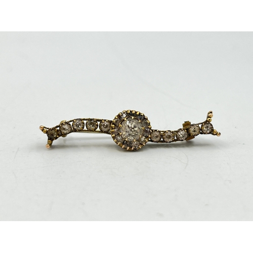 2065 - A 9ct gold CZ pin brooch - approx. gross weight 2.3g