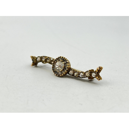 2065 - A 9ct gold CZ pin brooch - approx. gross weight 2.3g