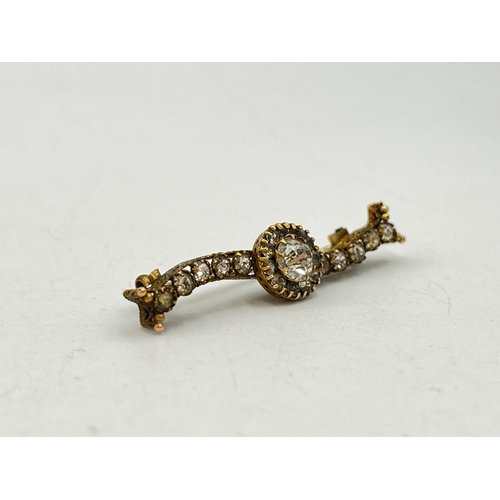 2065 - A 9ct gold CZ pin brooch - approx. gross weight 2.3g